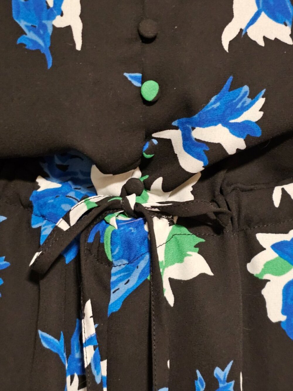 Lila Rose Floral Romper Women’s Size 4 Black Blue White Button Front - Picture 6 of 13